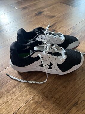 Under Armour Black & White Softball molded Cleats NWOT